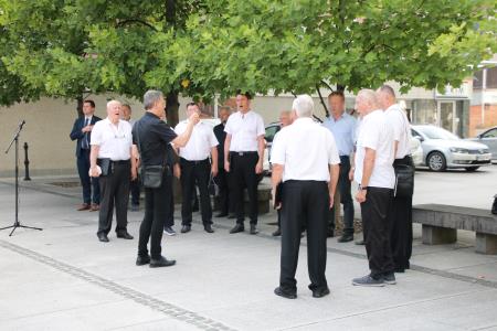 Spominska svečanost na Trgu talcev 